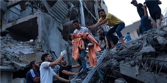 Palästinenser haben nach einem israelischen Luftangriff ein junges Mädchen aus den Trümmern eines zerstörten Wohnhauses in Gaza-Stadt gerettet.