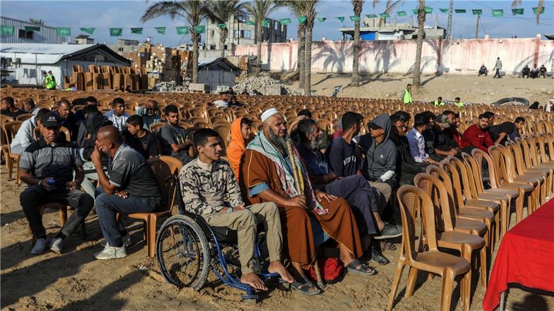 Bilder des Tages Palästinenser im Gazastreifen warten auf ihre freigelassenen Angehörigen.