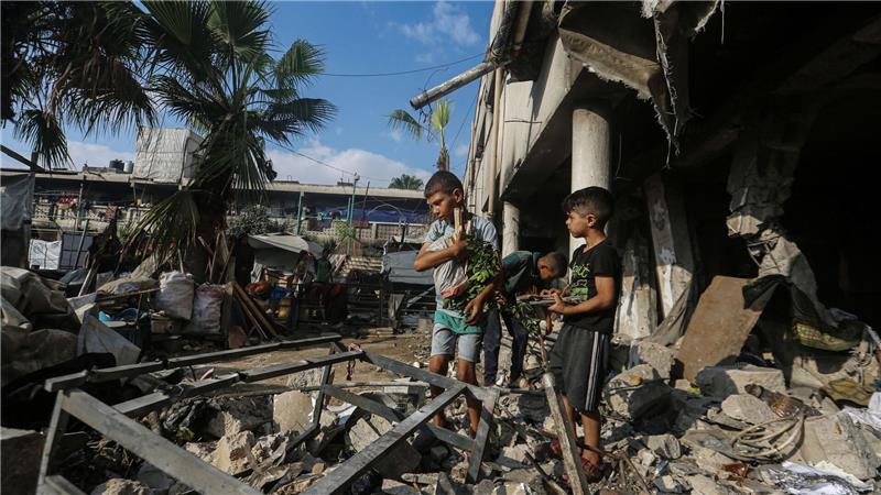 Palästinenser inspizieren den Ort eines nächtlichen israelischen Luftangriffs auf eine Schule, in der Vertriebene untergebracht waren.