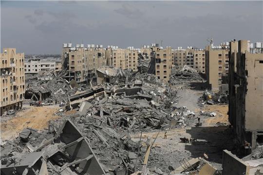 Palästinenser inspizieren die Schäden an den zerstörten Gebäuden in Hamad City. Die USA und die EU erhöhen den Druck auf Israel. Der UN-Sicherheitsrat könnte erstmals eine dauerhafte Feuerpause fordern.