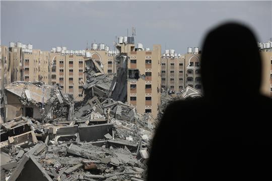 Palästinenser inspizieren die Schäden an den zerstörten Gebäuden in Hamad City nach dem israelischen Angriff auf Chan Junis.