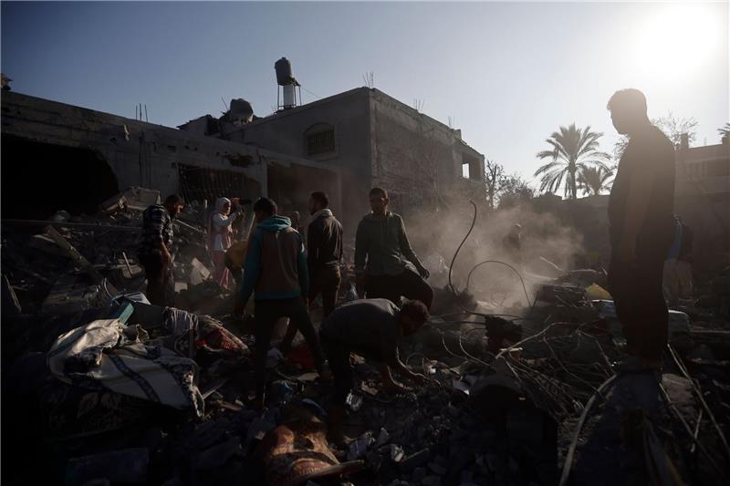 Wenig Hoffnung auf Frieden in der Ukraine und in Gaza 2024 Palästinenser inspizieren die Schäden an einem zerstörten Haus nach israelischen Luftangriffen.
