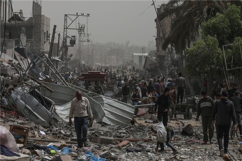 Israel: Heftige Kontroverse über Zukunft Gazas Palästinenser inspizieren die Schäden im Flüchtlingslager Nuseirat im Gazastreifen nach dem Abzug der israelischen Streitkräfte (IDF).