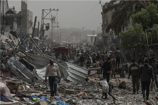 Palästinenser inspizieren die Schäden im Flüchtlingslager Nuseirat im Gazastreifen nach dem Abzug der israelischen Streitkräfte (IDF).