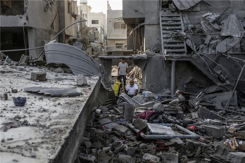 Ringen um Treibstoff-Lieferungen in den Gazastreifen Palästinenser inspizieren die Trümmer nach einem israelischen Angriff auf die Stadt.
