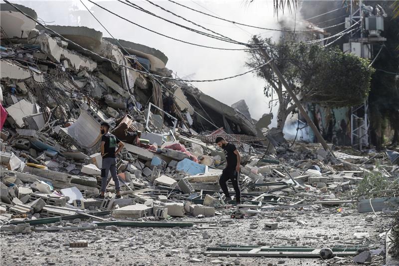 USA für Verschiebung der Bodenoffensive Palästinenser inspizieren die Trümmer nach einem israelischen Angriff auf das Viertel Tel al-Hawa im Gazastreifen.