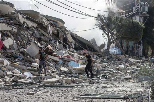 Palästinenser inspizieren die Trümmer nach einem israelischen Angriff auf das Viertel Tel al-Hawa im Gazastreifen.