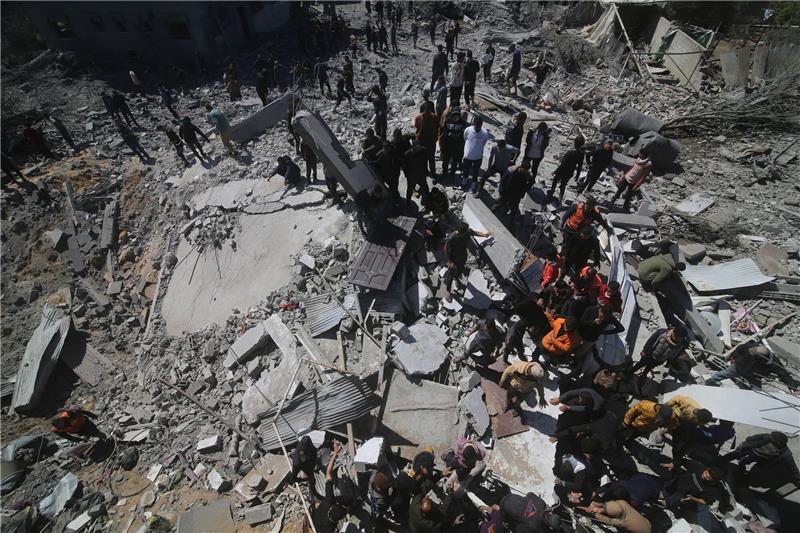 Palästinenser inspizieren die Überreste eines Wohnhauses in Rafah, das bei einem israelischen Angriff zerstört wurde.