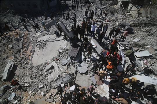 Palästinenser inspizieren die Überreste eines Wohnhauses in Rafah, das bei einem israelischen Angriff zerstört wurde.