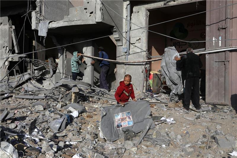 Hilfsorganisationen schlagen Alarm: „Horror” im Gazastreifen Palästinenser inspizieren nach einem israelischen Luftangriff ein zerstörtes Haus.