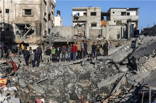 Palästinenser inspizieren nanch israelischem Beschuss die Schäden an einem Wohnhaus in Rafah.