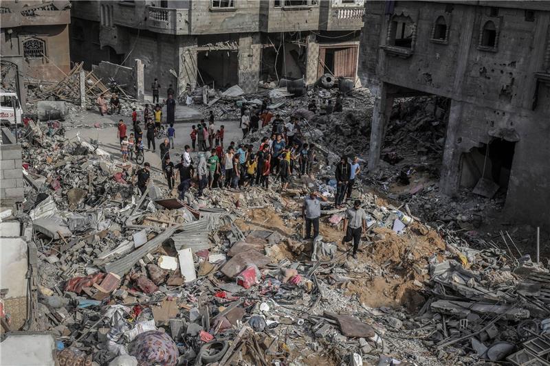 Gaza-Offensive? Israel mobilisiert 300.000 Reservisten Palästinenser inspizieren zerstörte Gebäude in Rafah.