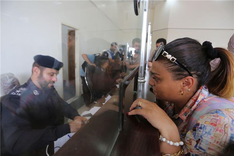 400 weitere Ausländer verlassen Gazastreifen nach Ägypten Palästinenser mit doppelter Staatsangehörigkeit lassen sich am Grenzübergang in Rafah für die Ausreise nach Ägypten registrieren.