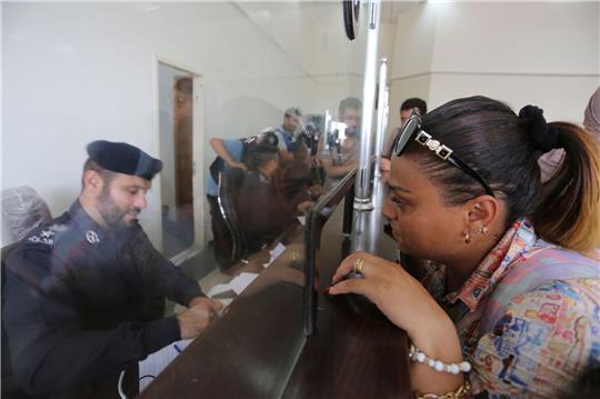 Palästinenser mit doppelter Staatsangehörigkeit lassen sich am Grenzübergang in Rafah für die Ausreise nach Ägypten registrieren.