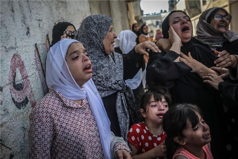 Gaza-Offensive? Israel mobilisiert 300.000 Reservisten Palästinenser nehmen an der Beerdigung von Menschen teil, die bei israelischen Angriffen getötet wurden.