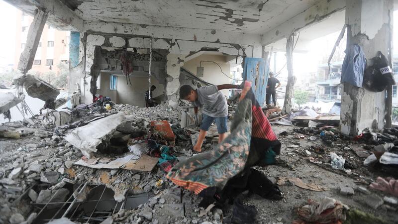 Palästinenser: Dutzende Tote bei Angriff auf Schulgebäude Palästinenser nehmen in einer vom UN-Palästinenserhilfswerk UNRWA betriebenen Schule die Folgen des israelischen Angriffs in Augenschein.