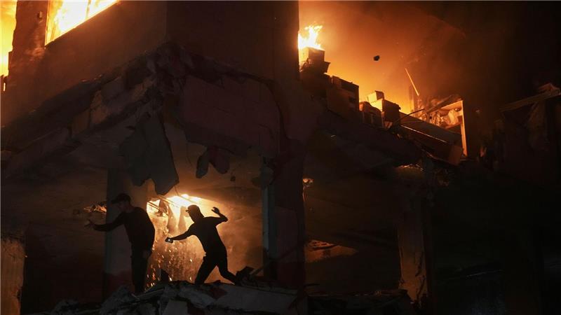 Palästinenser reagieren auf ein Feuer nach einem israelischen Angriff auf ein Wohnhaus im Stadtteil Rimal in Gaza Stadt.