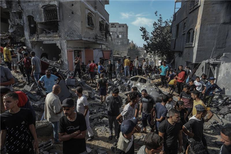 Israel rückt weiter in Gaza vor - UN drängt auf Hilfe Palästinenser schauen sich die Zerstörungen rund um ein Wohnhaus nach einem israelischen Luftangriff im südlichen Gazastreifen an.