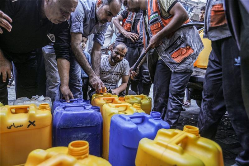 Unicef: Wassermangel im Gazastreifen Frage von Leben und Tod Palästinenser stehen Schlange, um Wasser zu bekommen.