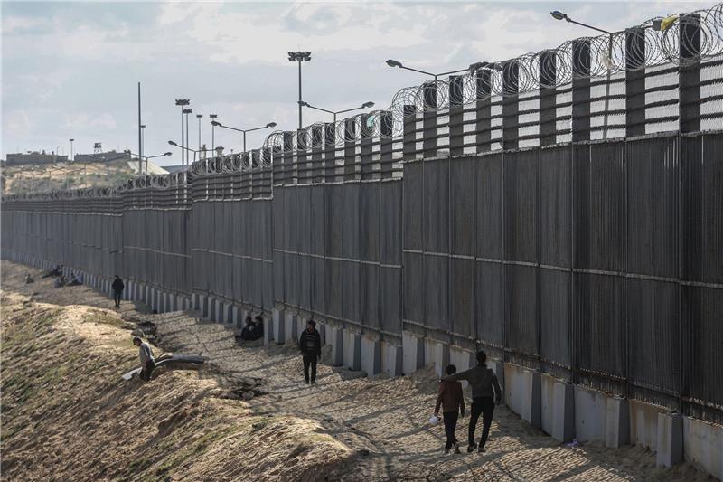 Bericht: USA haben Alternativen zur Rafah-Offensive Palästinenser stehen nahe der Grenze zwischen dem Gazastreifen und Ägypten.