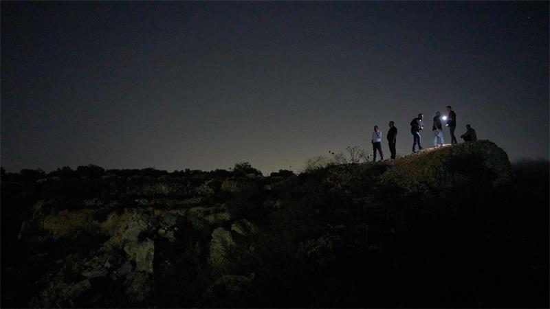 Palästinenser stehen während einer freiwilligen Nachtwache auf einem Hügel, um Angriffe israelischer Siedler in der Stadt Sinjil im Westjordanland zu verhindern.