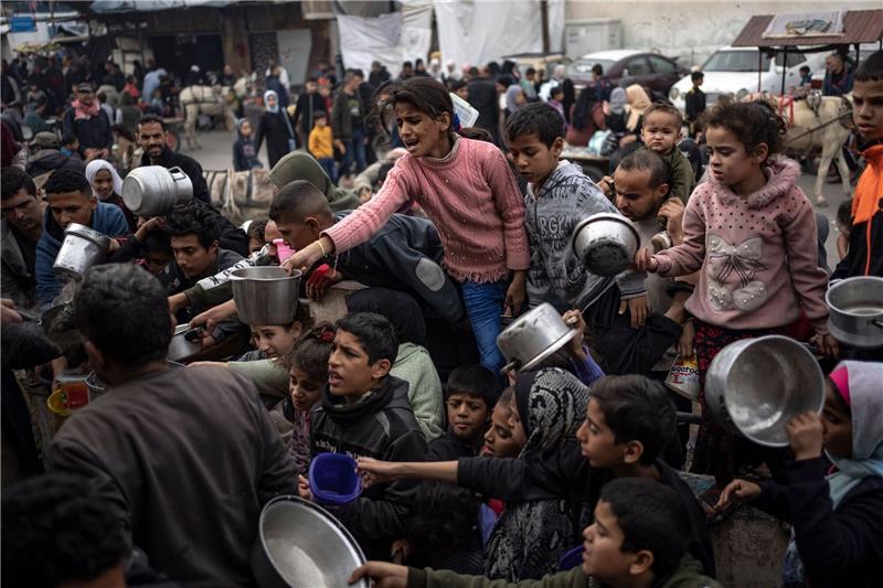 UN: Hunderttausenden in Gaza droht der Hungertod Palästinenser stellen sich in Rafah für eine kostenlose Mahlzeit an.