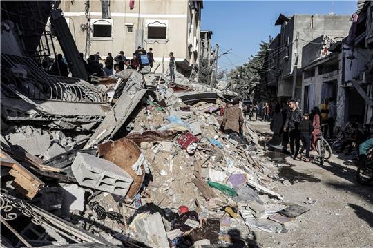 Palästinenser suchen nach einem israelischen Luftangriff in den Trümmern nach Überlebenden.