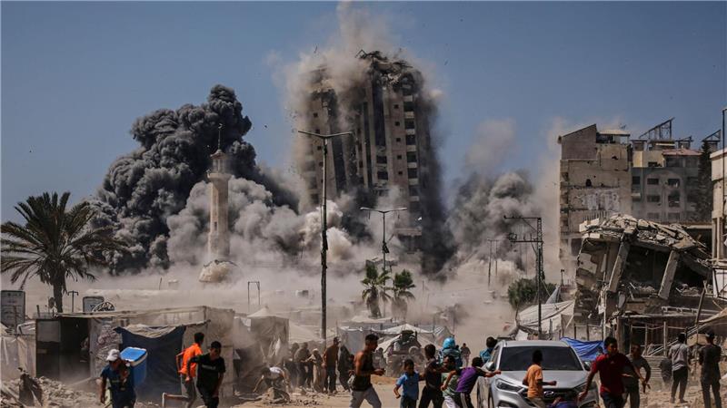 Palästinenser suchen während eines israelischen Luftangriffs auf ein Hochhaus im Gaza Schutz, nachdem die israelische Armee zuvor eine Warnung herausgegeben hatte.