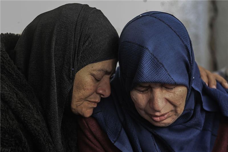 Hamas-Behörde: Mehr als 31.000 Tote in Gaza Palästinenser trauern im Al-Najjar-Krankenhaus um ihre Verwandten und Angehörigen, die bei der israelischen Bombardierung der Vertriebenenlager in Al-Mawasi in Chan Yunis getötet wurden.