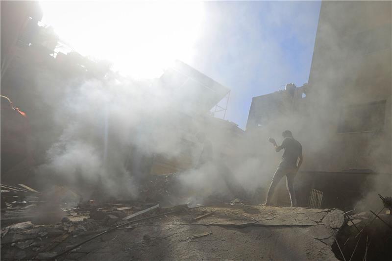 Israel: Wichtiges Etappen-Ziel im Kampf gegen Hamas erreicht Palästinenser und Mitarbeiter des Zivilschutzes suchen in den Trümmern eines zerstörten Gebäudes nach einem israelischen Luftangriff auf Chan Junis nach Überlebenden.