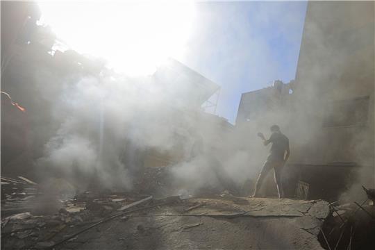 Palästinenser und Mitarbeiter des Zivilschutzes suchen in den Trümmern eines zerstörten Gebäudes nach einem israelischen Luftangriff auf Chan Junis nach Überlebenden.