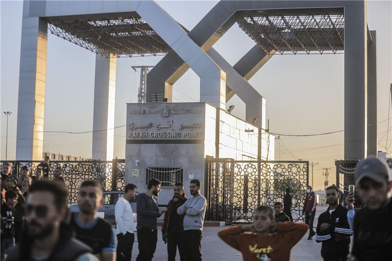 Gaza-Krieg: Moment der Hoffnung und weitere Ungewissheit Palästinenser versammeln sich vor dem Tor des Grenzübergangs Rafah.