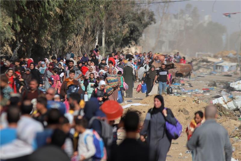 Konkrete Hoffnung auf Freilassung Dutzender Geiseln in Gaza Palästinenserinnen und Palästinenser laufen von der Stadt Gaza Richtung Süden, um sich dort vor israelischen Angriffen in Sicherheit zu bringen.