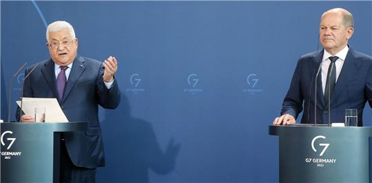 Palästinenserpräsident Mahmoud Abbas bei einer Pressekonferenz mit Bundeskanzler Olaf Scholz am 16. August 2022.