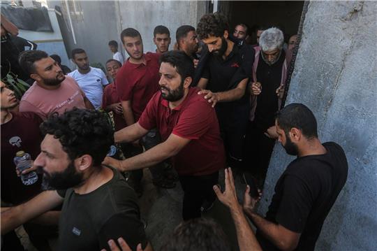 Palästinensische Arbeiter kehren über den Grenzübergang Kerem Shalom in den Gazastreifen zurück.