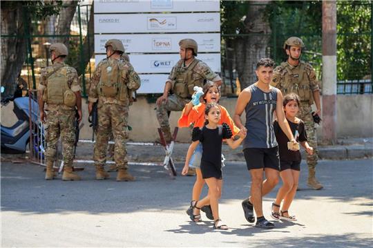 Palästinensische Bewohner fliehen aus ihrem Haus, nachdem es zu Zusammenstößen im palästinensischen Flüchtlingslager Ain al-Hilwah gekommen ist.