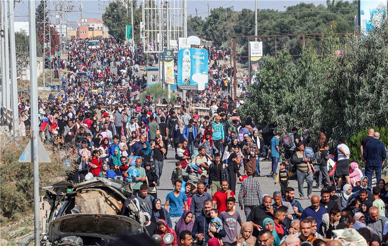 Andere Sicht: Globaler Süden übt Kritik an Israel Palästinensische Familien fliehen aus Gaza-Stadt und anderen Teilen des nördlichen Gazastreifens in Richtung der südlichen Gebiete.