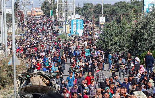 Palästinensische Familien fliehen aus Gaza-Stadt und anderen Teilen des nördlichen Gazastreifens in Richtung der südlichen Gebiete.