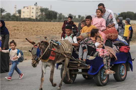Palästinensische Familien fliehen aus Gaza und anderen Teilen des nördlichen Gazastreifens in Richtung der südlichen Gebiete.