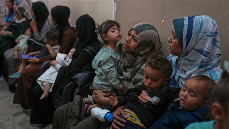 Appell an Kanzler: Hannover will Kinder aus Gaza behandeln Palästinensische Frauen warten mit ihren kranken Kindern auf medizinische Versorgung in einer überfüllten Klinik in der Stadt Gaza. (Archivbild)