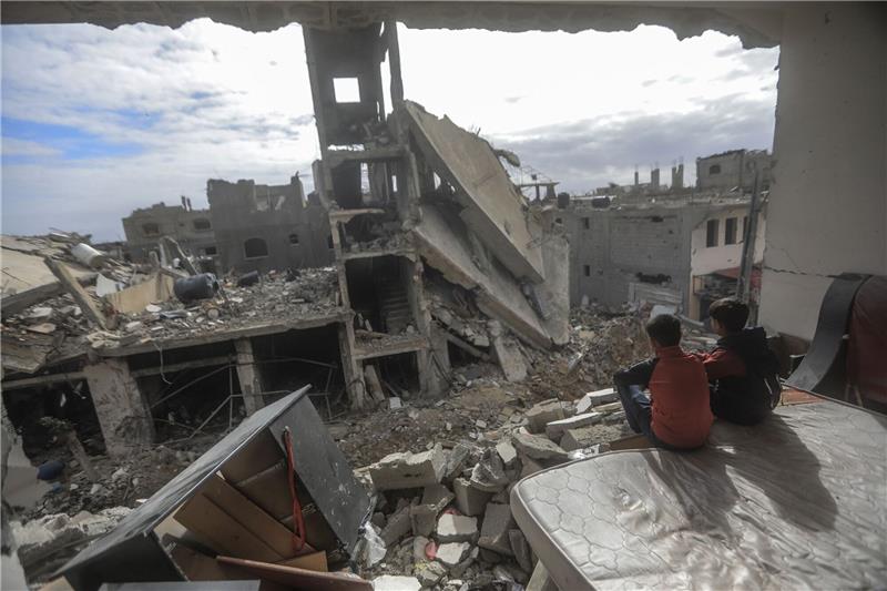 Hoffen auf weitere Verlängerung der Feuerpause im Gaza-Krieg Palästinensische Kinder sitzen in einem zerstörten Haus im Dorf Khuza'a nahe dem Grenzzaun zwischen Israel und dem südlichen Gazastreifen.