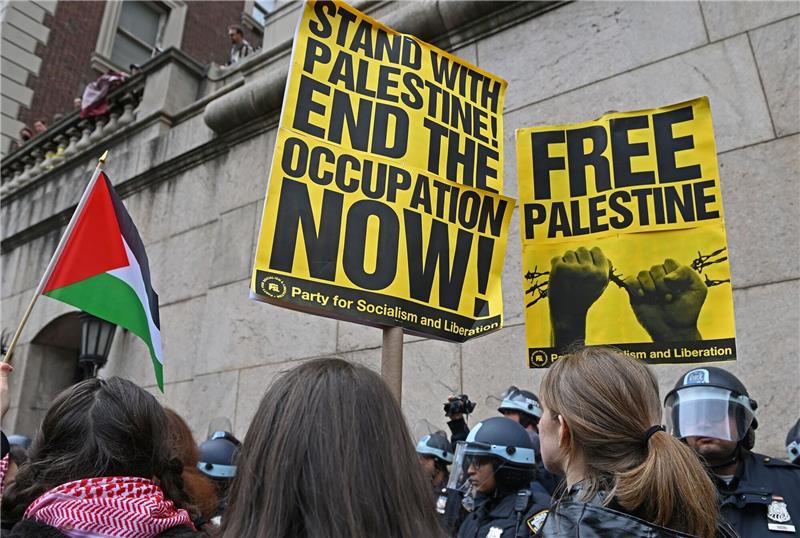 Antisemitismus: schlimmster Ausbruch seit Zweitem Weltkrieg Palästinensische Unterstützer protestierten in der Nähe der Columbia University.