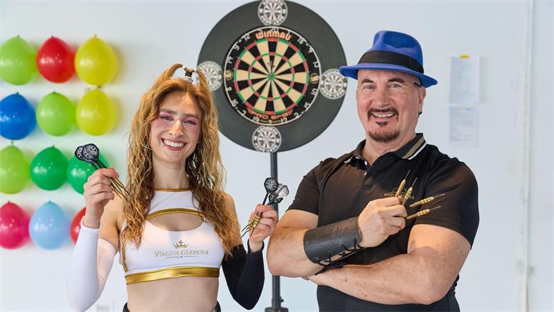 Palina Glebova und ihr Coach Joe Alexander, mit dem sie die kuriosen Disziplinen trainiert. 