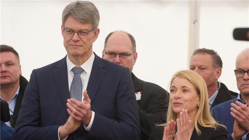 Pallas Berufung an die Konzernspitze war Teil der neuen Bahnstrategie von Bundesverkehrsminister Patrick Schnieder (CDU, l.). (Archivbild)