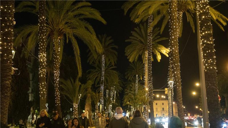 Palma hat die Weihnachtsbeleuchtung angeschaltet. 