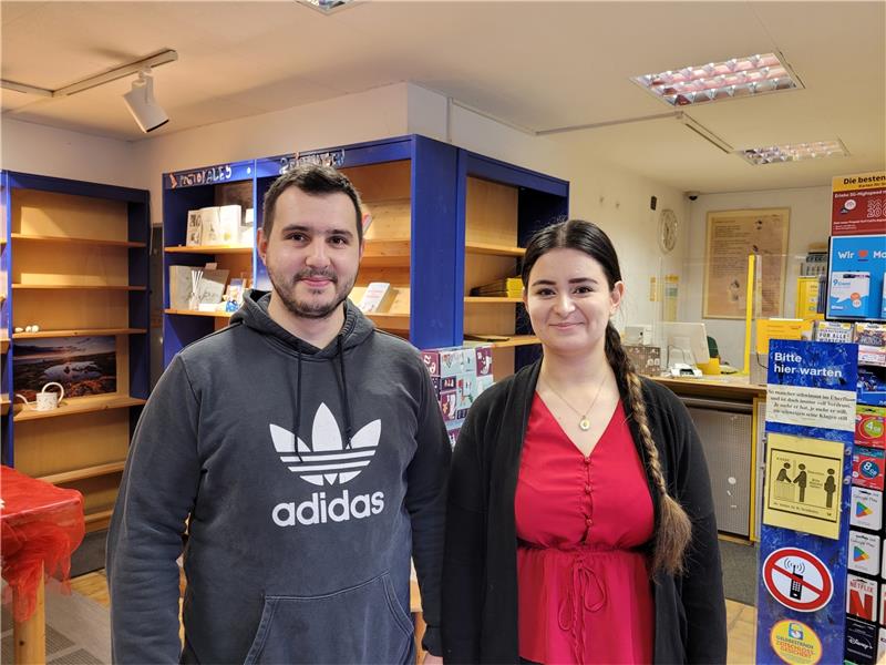 Rettung für Bündheimer Post und Buchhandlung „Am Schloß“ Pamela Galuch und ihr Lebensgefährte Adrian Ficon sind künftig die neuen Gesichter in der Buchhandlung „Am Schloß“. Für einige Tage bleiben die Regale dort noch leer – es wird umgebaut. Die Post hat derweilgeöffnet. Foto: Exner