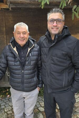 Glühwein & Co. auf dem Weihnachtsmarkt: Was kostet was? Panagiotis und Georgius Gaidatsis stehen nebeneinander.