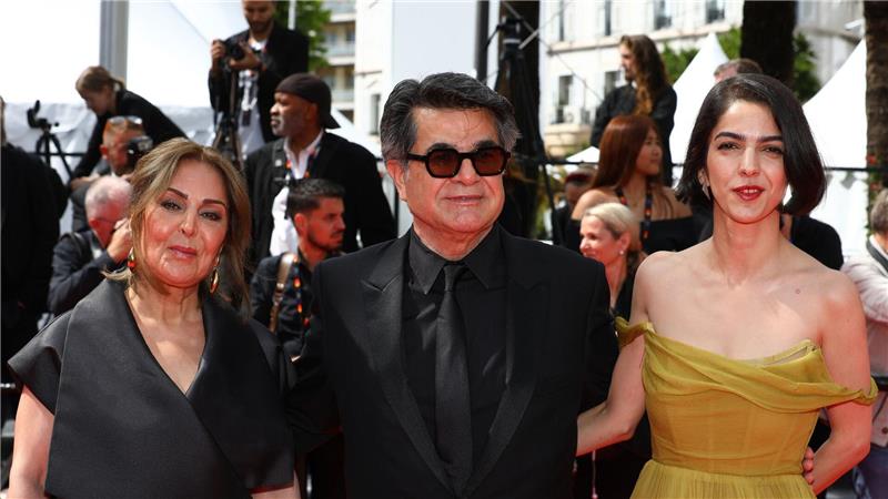 Jafar Panahi geehrt – Cannes politisch wie lange nicht Panahi mit seiner Frau und seiner Tochter in Cannes.