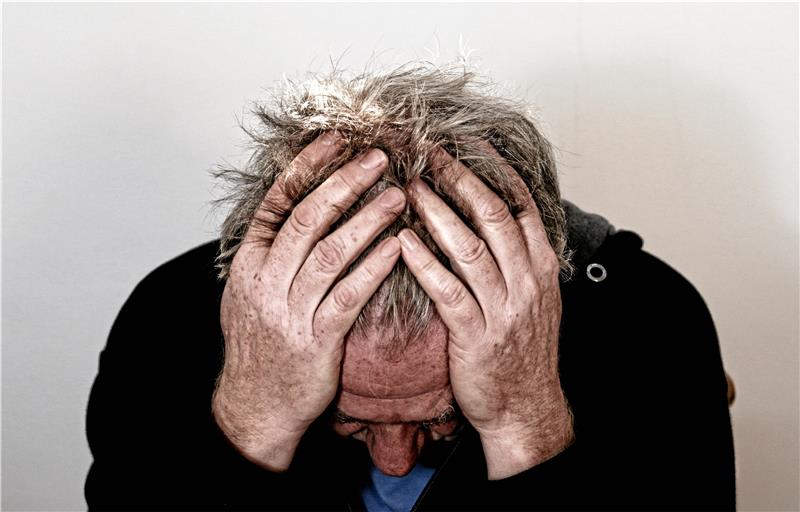 Pandemie, Klimawandel, Krieg, Konflikte, das kann seelisch belasten. Sich nicht zurückzuziehen, sondern mit anderen darüber zu reden, bietet Hilfe. Foto: Pixabay