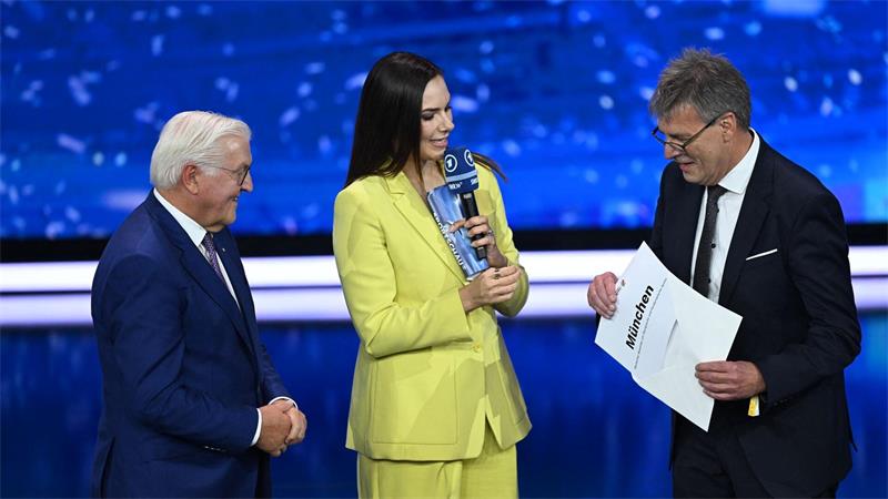 „Nicht mehr die Kraft“: DOSB-Chef Weikert tritt ab Panne bei der Olympia-Bewerber-Kür: Thomas Weikert (r) öffnet den Sieger-Umschlag zu früh. (Archivbild)